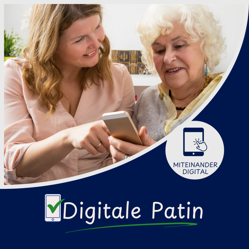 Digitale Patin Header Eine Frau zeigt einer älteren Frau etwas auf einem Smartphone. Beide lächeln. Im Bildhintergrund befinden sich Bücher und Pflanzen. In der Ecke ist ein Logo mit dem Text "Miteinander Digital" und darunter steht "Digitale Patin".