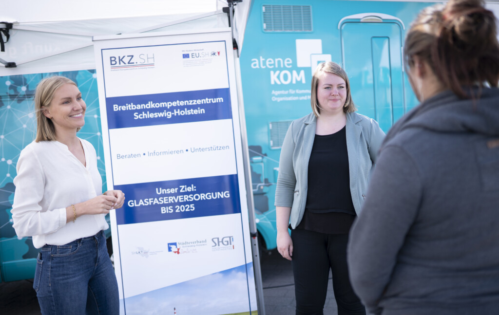 Unterwegs für eine digitale Zukunft - Das Breitband-Kompetenzzentrum auf Zukunftsreise mit dem Infomobil der atene KOM