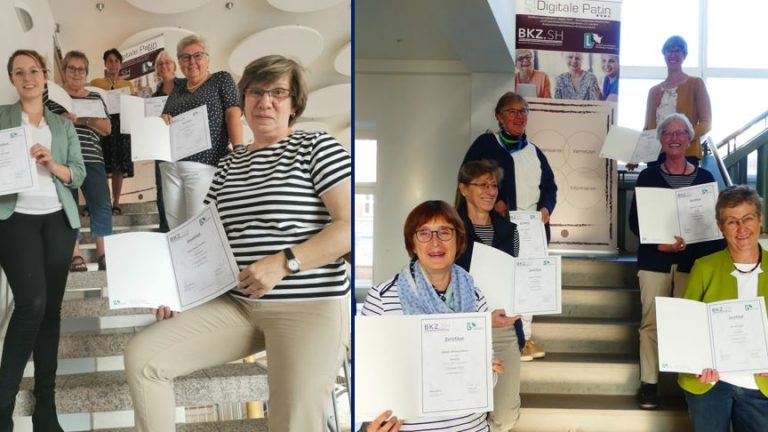 Sechs Frauen stehen auf einer Treppe und halten Zertifikate. Sie lächeln in die Kamera. Im Hintergrund ist ein Banner mit Text und Bildern sichtbar. Die Frauen tragen unterschiedliche Kleidung, von formell bis lässig.