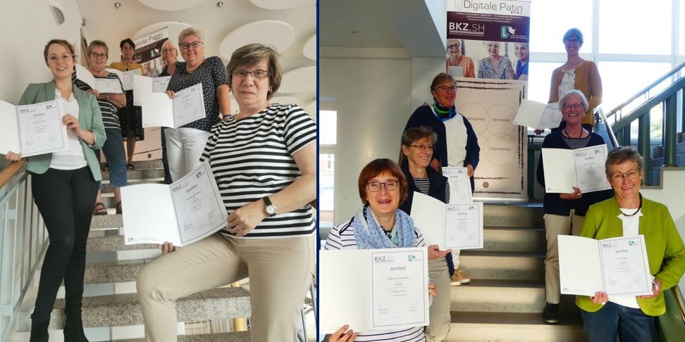210910 DigitalePatinnen RD+BS Sechs Frauen stehen auf einer Treppe und halten Zertifikate. Sie lächeln in die Kamera. Im Hintergrund ist ein Banner mit Text und Bildern sichtbar. Die Frauen tragen unterschiedliche Kleidung, von formell bis lässig.