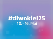 Ein unscharfer, rosa-blauer Hintergrund mit weißem Text in der Mitte. Es steht "#diwokiel25" und darunter "10.-16. Mai".