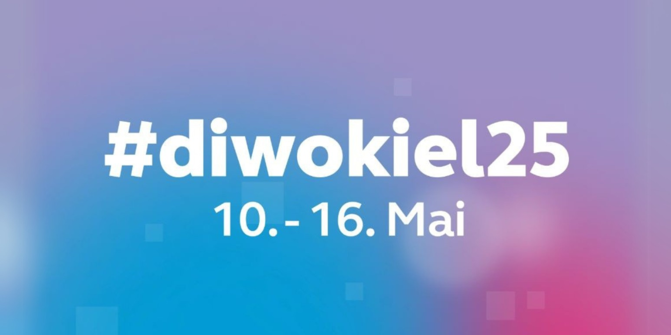 Design Ohne Titel (4) Ein unscharfer, rosa-blauer Hintergrund mit weißem Text in der Mitte. Es steht "#diwokiel25" und darunter "10.-16. Mai".