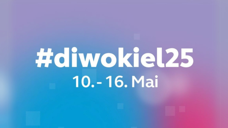 Ein unscharfer, rosa-blauer Hintergrund mit weißem Text in der Mitte. Es steht "#diwokiel25" und darunter "10.-16. Mai".