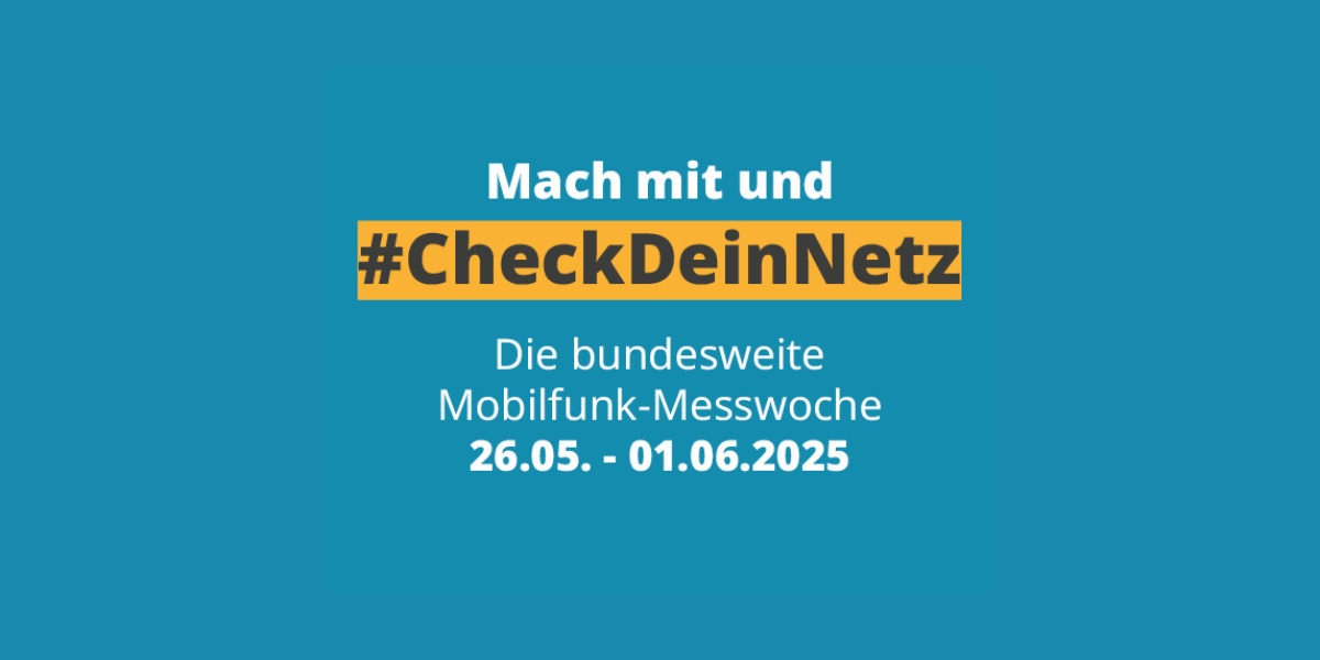 Design Ohne Titel (6) Blauer Hintergrund mit dem Text "Mach mit und #CheckDeinNetz", darunter "Die bundesweite Mobilfunk-Messwoche" und das Datum "26.05. - 01.06.2025".