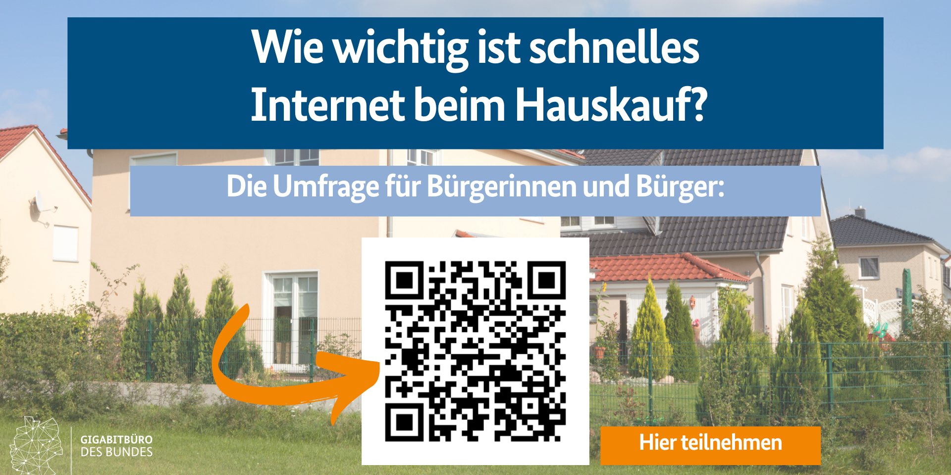 GBB Umfrage Glasfaser Immobilien Grafik Bürger Ein Bild zeigt ein Wohngebiet mit Häusern im Hintergrund. Im Vordergrund befindet sich ein großer QR-Code, der mit einem Pfeil und der Aufschrift "Hier teilnehmen" versehen ist. Oben steht die Frage zur Bedeutung von schnellem Internet beim Hauskauf.