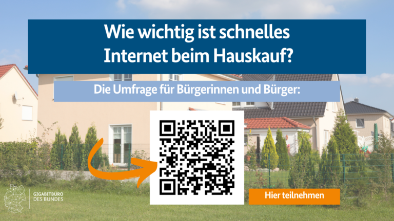 Ein Bild zeigt ein Wohngebiet mit Häusern im Hintergrund. Im Vordergrund befindet sich ein großer QR-Code, der mit einem Pfeil und der Aufschrift "Hier teilnehmen" versehen ist. Oben steht die Frage zur Bedeutung von schnellem Internet beim Hauskauf.