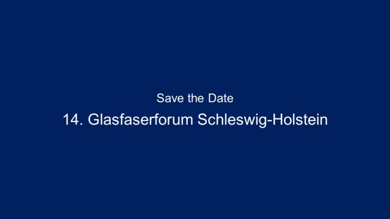 Dunkelblauer Hintergrund mit weißem Text in der Mitte: "Save the Date 14. Glasfaserforum Schleswig-Holstein".