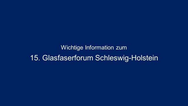 Blauer Hintergrund mit weißem Text in der Mitte: "Wichtige Information zum 15. Glasfaserforum Schleswig-Holstein".
