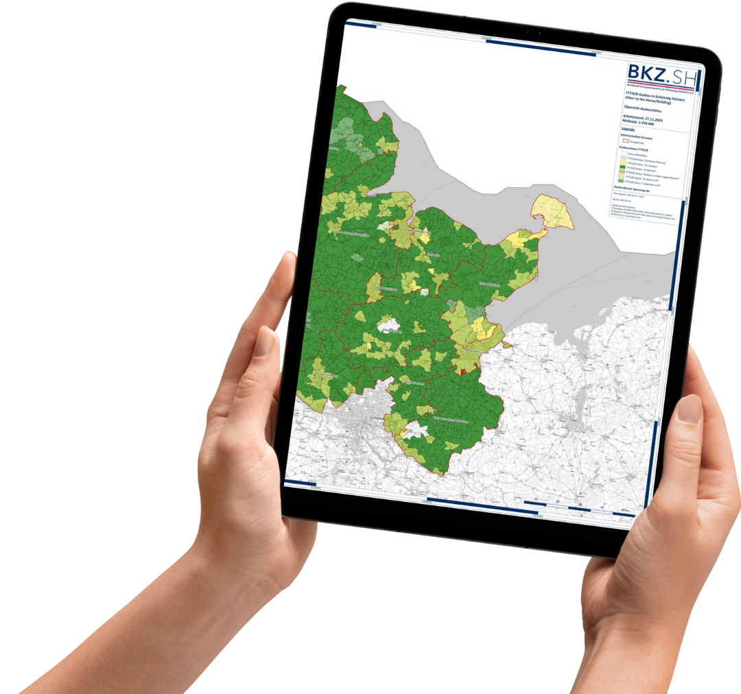 Zwei Hände halten ein Tablet, das eine Karte zeigt. Die Karte ist in verschiedenen Grüntönen eingefärbt, die möglicherweise unterschiedliche Daten darstellen. Oben rechts ist ein Logo mit der Aufschrift "BKZ.SH" sichtbar.
