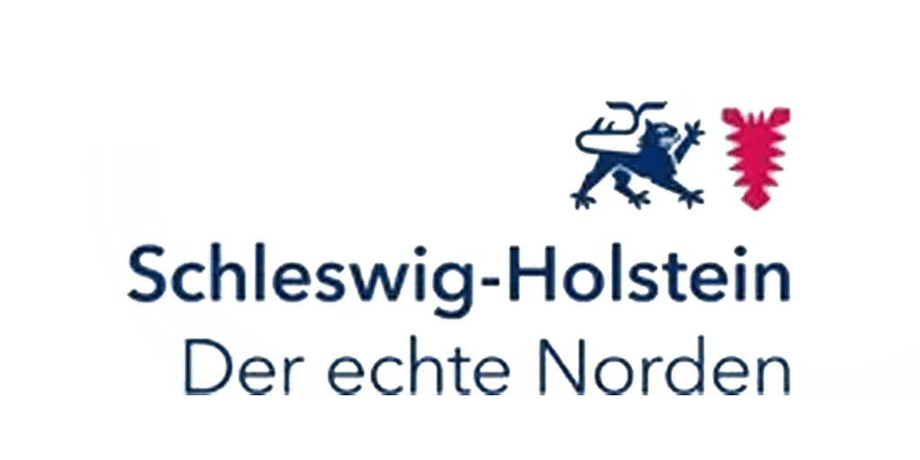 Das Bild zeigt das Logo von Schleswig-Holstein mit dem Slogan "Der echte Norden". Links ist ein stilisierter Löwe und rechts ein rotes Blatt abgebildet.
