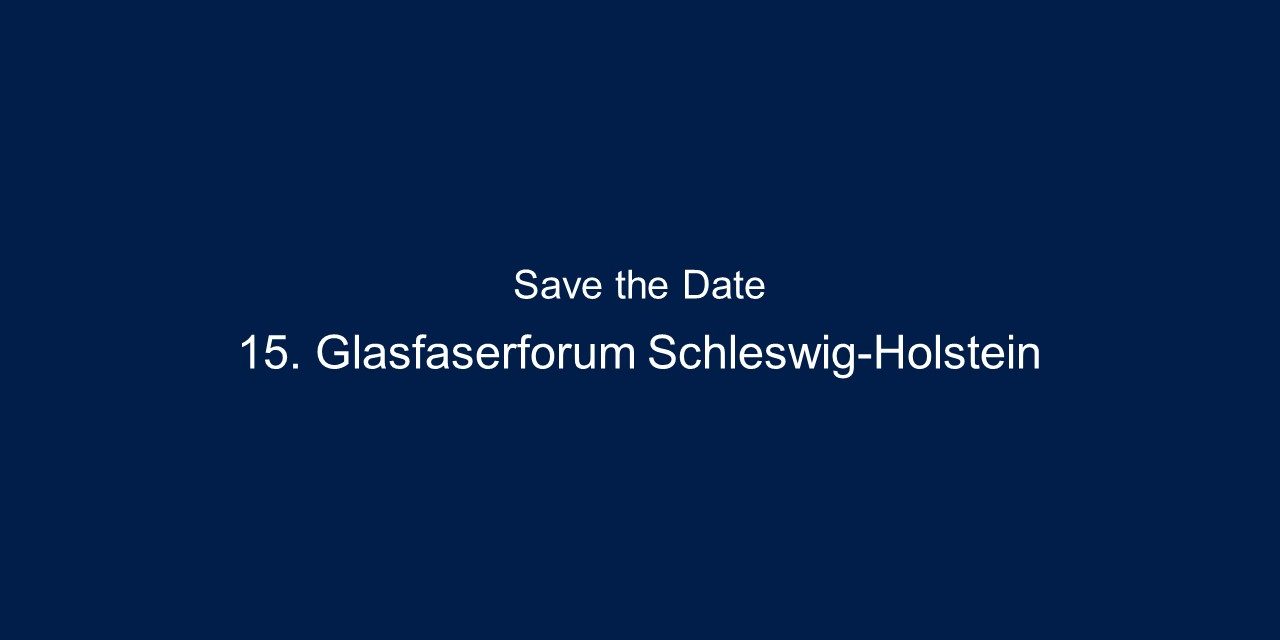 Dunkelblauer Hintergrund mit weißem Text in der Mitte: „Save the Date 15. Glasfaserforum Schleswig-Holstein“.