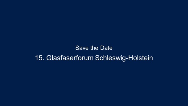Dunkelblauer Hintergrund mit weißem Text in der Mitte: „Save the Date 15. Glasfaserforum Schleswig-Holstein“.
