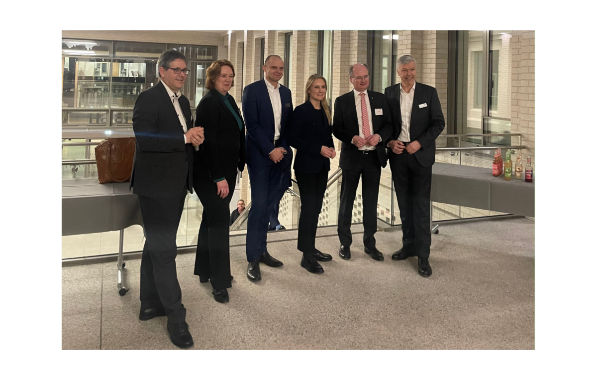 Am 21. Januar 2026 kam das Bündnis für den Glasfaserausbau zu seinem achten Treffen in Kiel zusammen. In den Räumen der Investitionsbank Schleswig-Holstein trafen sich Vertreterinnen und Vertreter aus Kommunen, Wirtschaft und Verwaltung, um gemeinsam auf den erreichten Ausbaustand zu blicken und die nächsten Schritte zu diskutieren.