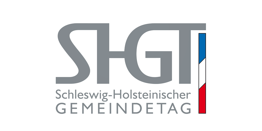 Logo des Schleswig-Holsteinischen Gemeindetags. Große Buchstaben "SHGT" in Grau, darunter der Schriftzug "Schleswig-Holsteinischer Gemeindetag". Rechts befindet sich ein schmaler Streifen in den Farben Blau, Weiß und Rot.