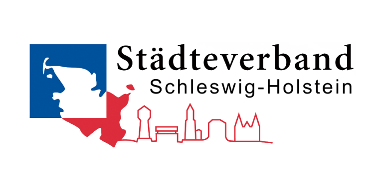 Logo des Städteverbandes Schleswig-Holstein: Ein Quadrat mit blauem Gesicht und rotem Kartenumriss von Schleswig-Holstein links. Rechts daneben der Schriftzug "Städteverband Schleswig-Holstein" über einer Silhouette von Gebäuden.